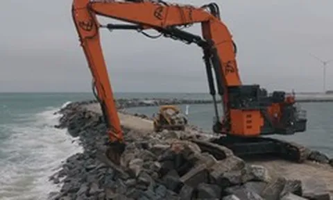 Thả 175 khối bê tông nặng 30 tấn xuống đáy biển, huy động thêm 900.000 tấn đá, 'bức tường' 4,1 nghìn tỷ đồng sắp thành hình