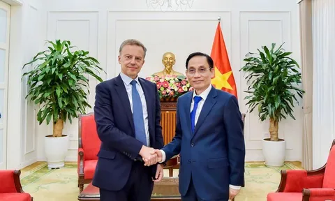 Bộ trưởng Ngoại giao Lê Hoài Trung tiếp Tổng Thư ký Bộ châu Âu và Ngoại giao Pháp