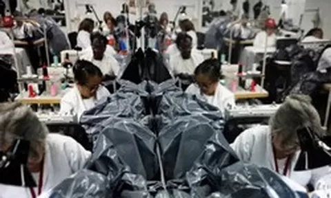 Xưởng thời trang chuyển sang may túi đựng thi thể sau thảm họa động đất Venezuela