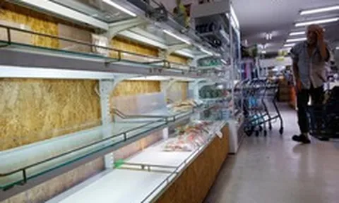 Siêu bão Bavi tiến gần Nhật Bản, loạt chuyến bay bị hủy và kệ mì trống trơn