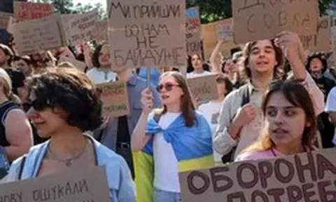 Biểu tình nổ ra ở Ukraine vì bộ trưởng quốc phòng bị miễn nhiệm