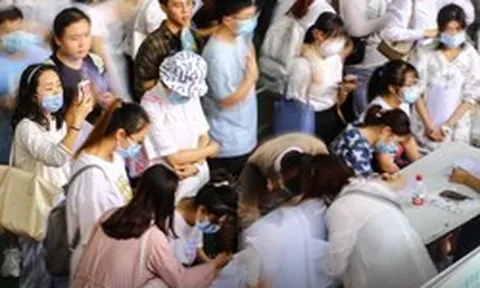 'Tôi lâm vào ngõ cụt rồi': Tiến sĩ than trời vì thất nghiệp phải chạy shipper, U40 gục ngã sau 10 lần phỏng vấn