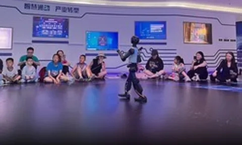 Sợ con tụt hậu, phụ huynh Trung Quốc đổ tiền vào trại hè AI