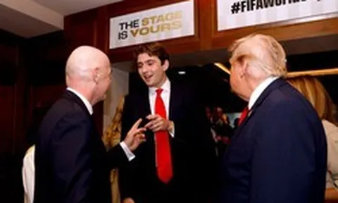 Đệ nhất công tử nước Mỹ Barron Trump là tâm điểm của khán đài chung kết World Cup vì chiều cao hơn 2 mét