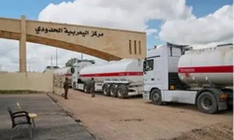 Hàng nghìn xe tải nối đuôi qua Syria, Iraq tìm lối thoát khỏi ‘nút thắt’ Hormuz