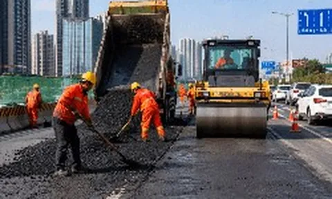 Xe điện hơn 3 tấn tràn ra đường, Trung Quốc chứng kiến gần 50% hạ tầng đường sá xuống cấp, thiếu tiền bảo trì