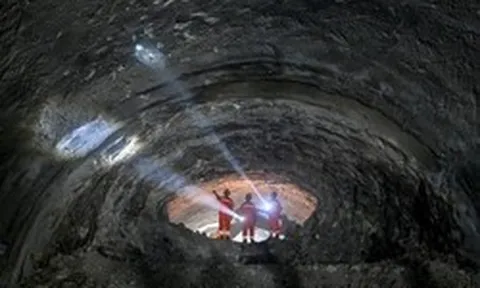 Láng giềng Việt Nam thả cỗ máy khổng lồ xuống nước, khoan xuyên nhiều lớp đất đá, lộ diện 'kỳ quan' chưa từng có dưới con sông dài thứ 3 thế giới