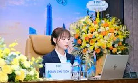Chữ ký của nữ Chủ tịch xinh đẹp sinh năm 1999 ra sao?