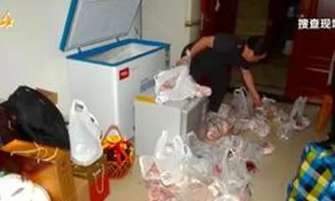 Đột kích nhà một cựu quan chức, phát hiện số lượng lớn vàng thỏi nhét trong bọc thịt gà ở tủ đông