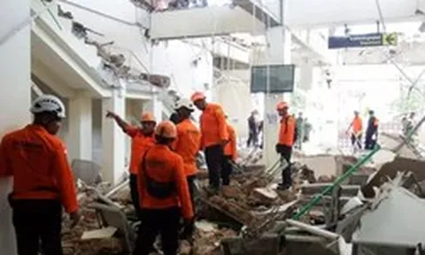 Cảnh tan hoang sau trận động đất khiến hàng chục người thương vong ở Indonesia