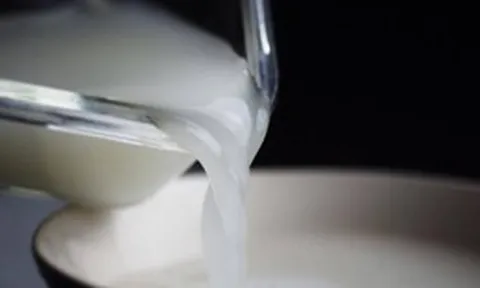 Vì sao không nên đổ nước vo gạo xuống cống?