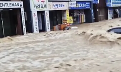 Video thành phố miền Nam Hàn Quốc chìm trong biển nước, cảnh báo sạt lở lan rộng