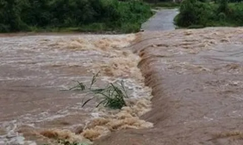 Mưa lớn ở phía tây Quảng Ngãi, 283 hộ dân bị chia cắt