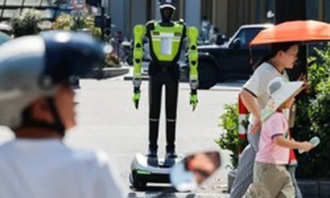 Trung Quốc đưa robot cảnh sát xuống đường: không trang bị súng, không có quyền bắt giữ, chỉ điều tiết giao thông