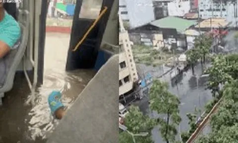 Nước lũ tràn vào xe buýt chở đầy người giữa trận mưa lớn ở Philippines
