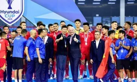 Chủ tịch FIFA tấm tắc khen Việt Nam: Vô địch quá xứng đáng, không khí bóng đá tuyệt đỉnh