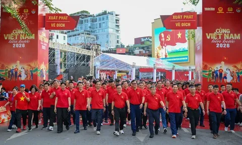 Hàng nghìn người sôi nổi tham gia “Cùng Việt Nam tiến bước”