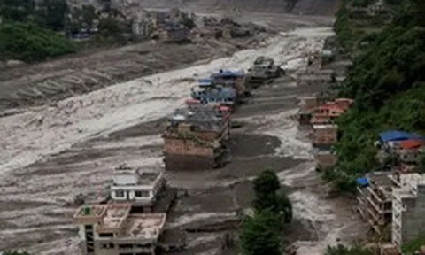 Sông băng đổ sụp, 'sóng thần trên núi' cuồn cuộn xé toạc vùng biên giới Nepal