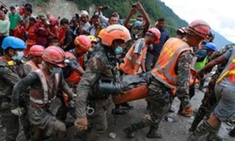 Vật lộn thoát lũ tử thần trong hầm thuỷ điện Nepal, xung quanh toàn xác chết