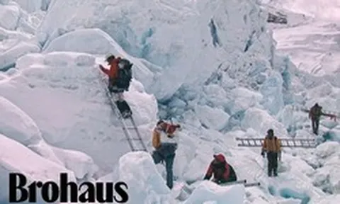Việc nguy hiểm nhất con người có thể làm trên núi Everest là gì?
