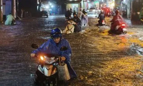 Mưa lớn, nhiều tuyến đường TP.HCM ngập nặng, người dân chật vật về nhà