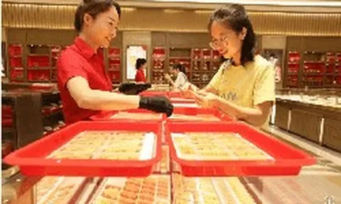 Hơn 1.300 tiệm vàng đóng cửa giữa lúc giá cao, nhu cầu lao dốc 34%: Chuyện gì xảy ra với tài sản ví như “của để dành” hàng đầu Trung Quốc?
