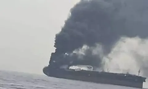 Tàu thương mại Iran trúng vật thể lạ ở eo biển Hormuz, năm người thương vong