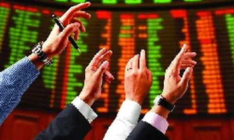 Một cổ phiếu thép bị tự doanh CTCK "xả" mạnh phiên đầu tuần, ngược chiều hai mã ngân hàng hút tiền