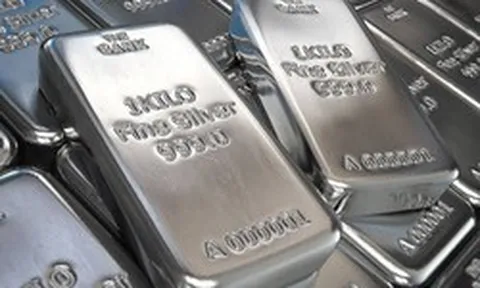 Giá bạc tăng hơn 1% khi giới đầu tư hồi hộp chờ động thái mới từ Fed