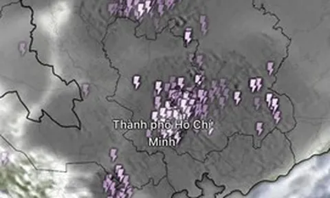 Mây dông đen kịt, thêm mây ẩm từ biển đi vào, TP.HCM là tâm mưa to tối nay
