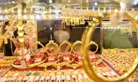 Giá vàng chịu sức ép khi nhiều ngân hàng trung ương lớn bước vào chu kỳ thắt chặt