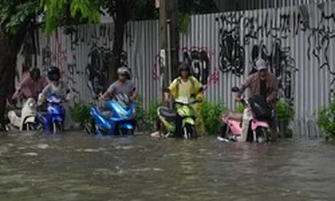 Bangkok đóng cửa trường học, đề nghị công chức làm việc tại nhà vì mưa lũ