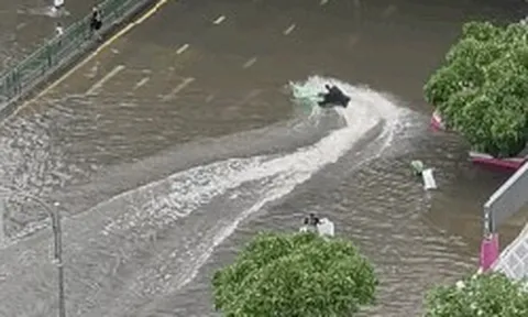 Thái Lan: Một người bị bắt vì lái mô tô nước 'drift' trên đường phố Bangkok
