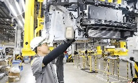 Tỷ phú Phạm Nhật Vượng tuyển 2.000 người cho Vinfast, có vị trí chỉ cần "biết đọc biết viết", thu nhập tới 18 triệu đồng/tháng