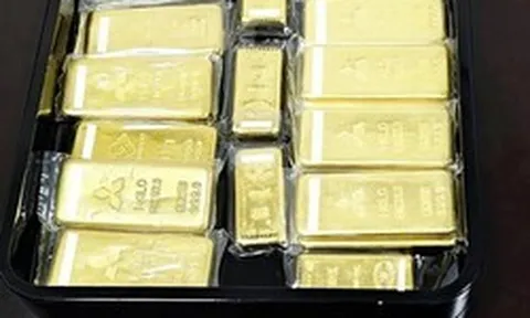 Cam kết quyên góp 78 triệu đồng, một nhà hảo tâm tiếp tục hiến tặng 21 kg vàng trị giá hơn 93 tỷ đồng cho địa phương