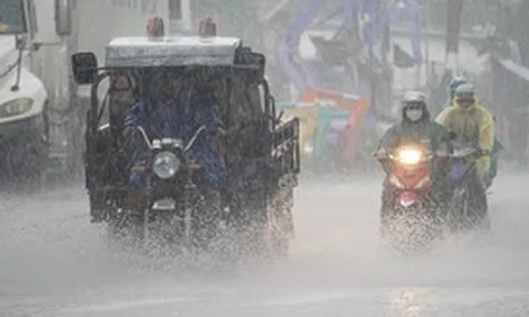 Dự báo TP.HCM và Nam Bộ có mưa dông kết hợp triều cường những ngày tới, người dân lưu ý gì?