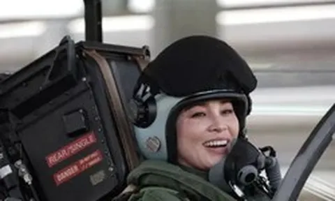 Khoảnh khắc Nhà vua Thái Lan dõi theo Hoàng hậu lái tiêm kích Gripen