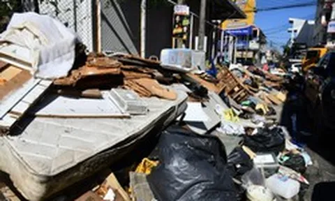 Bangkok ngập rác sau lũ, riêng một khu dân cư phát sinh 800 tấn trong ngày