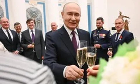 Đúng ngày sinh nhật ông Putin, EU tung đòn kép: Gói trừng phạt Nga lớn nhất từ năm 2022