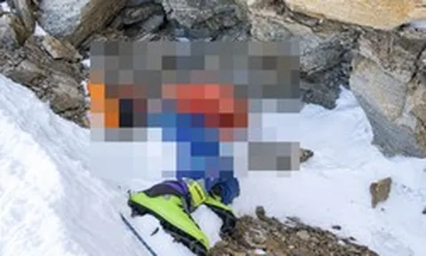 Chuyện chưa kể về nhà leo núi "đeo ủng xanh" đóng băng trên đỉnh Everest 30 năm và kế hoạch nguy hiểm đưa thi thể về với gia đình