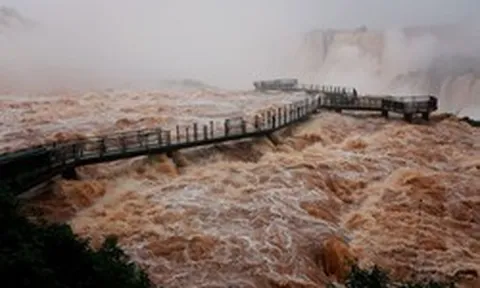 Thác nước nổi tiếng Iguazu cuồn cuộn chưa từng thấy, hơn 12 triệu lít nước đổ xuống mỗi giây