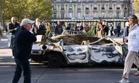 Tổng thống Macron bị chỉ trích vì đi xem hoà nhạc khi nước Pháp chìm trong bạo loạn