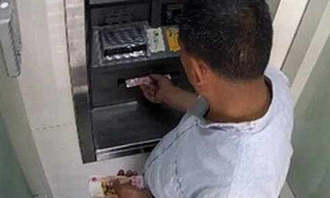 Ra cây ATM chuyển 77,4 triệu đồng vào tài khoản của chính mình, chờ gần 1 ngày vẫn không thấy có biến động số dư