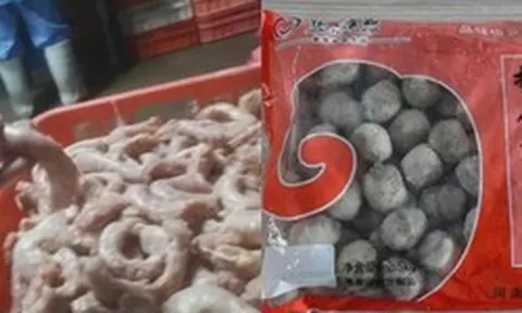 Phát hiện "chiêu trò" biến 30 tấn cổ và xương gà mỗi ngày thành xúc xích, bò viên, sủi cảo