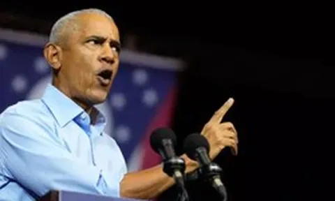 Tổng thống Trump dốc sức giữ quyền lực, ông Obama tung đòn phản công