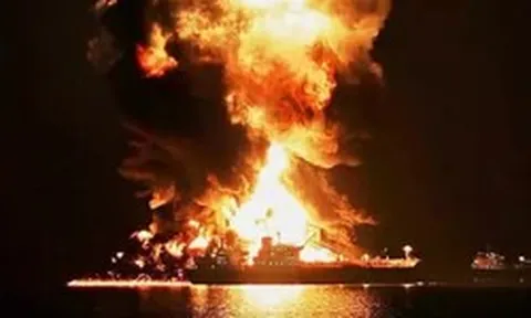 Iran tuyên bố ba tàu chở dầu bốc cháy ở eo biển Hormuz