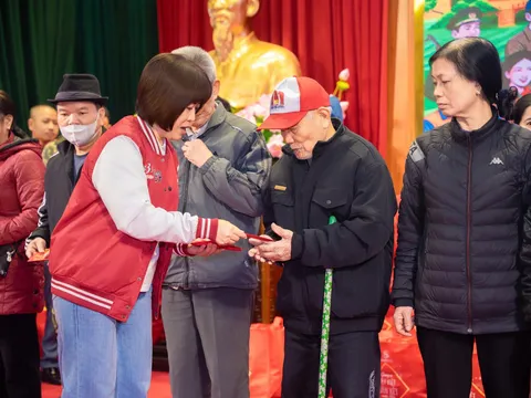 SABECO và UB MTTQ Việt Nam trao tặng 300 phần quà “Chung Vị Tết Việt” cho người dân tỉnh Ninh Bình