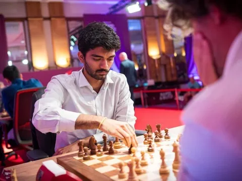 Guskesh tiếp tục vượt mặt Carlsen tại siêu giải cờ vua thế giới