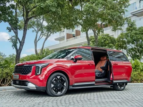 Kia Carnival 2024 giảm giá sâu hơn 100 triệu đồng tại đại lý, "dọn kho" các phiên bản cao cấp