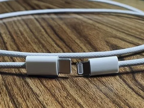 Người đàn ông dán dây sạc iPhone vào mũi giả bộ thở oxy khi điều trị ung thư, sơ hở rõ ràng nhưng đến cả tỷ phú cũng bị lừa chuyển tiền ủng hộ